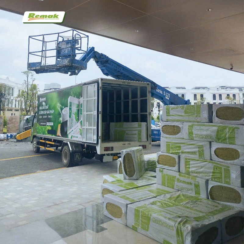 Bông khoáng cách âm được remak vận chuyển đến tận nơi công trình nhanh chóng