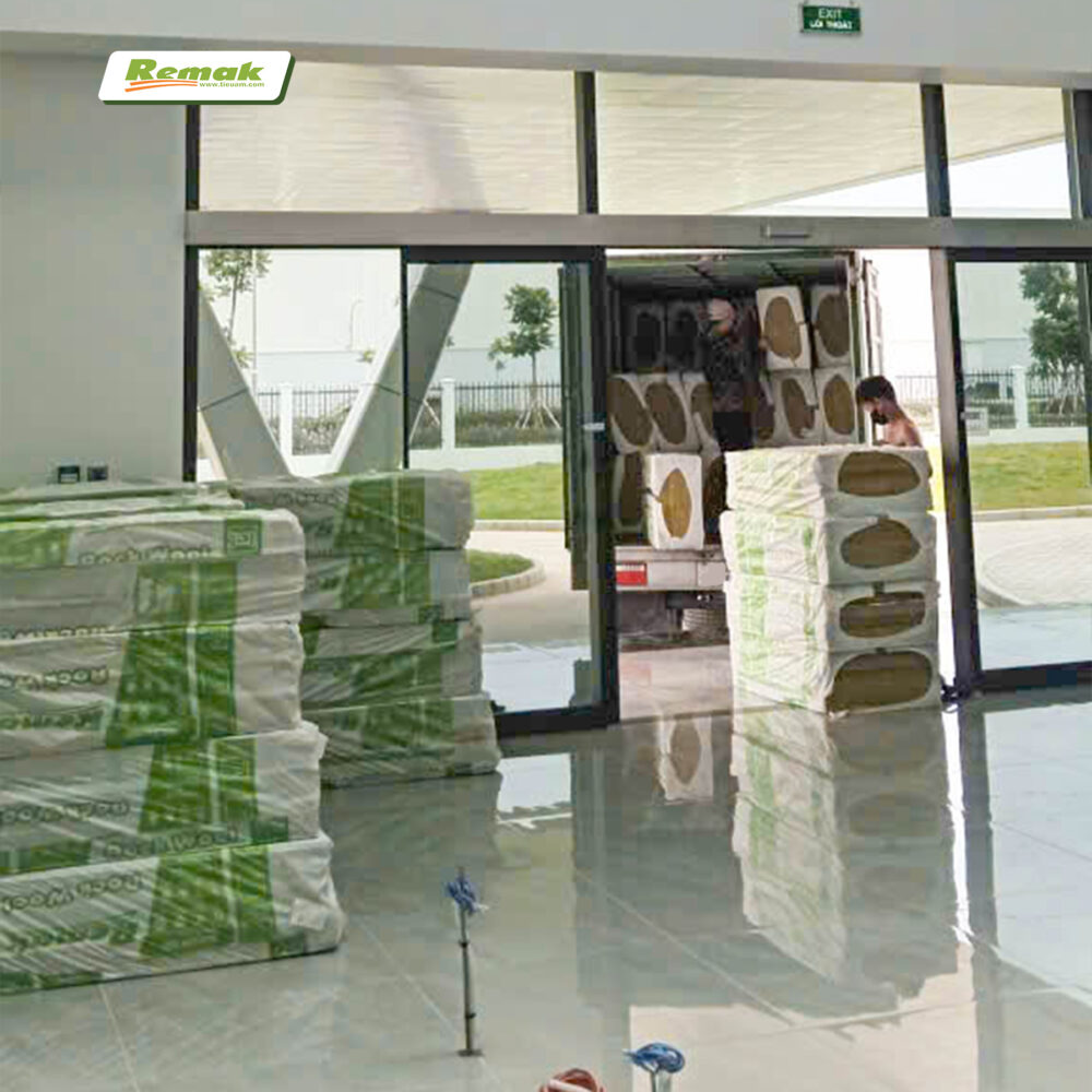 Bông khoáng Remak được xếp thành kiện dễ vận chuyển và thi công