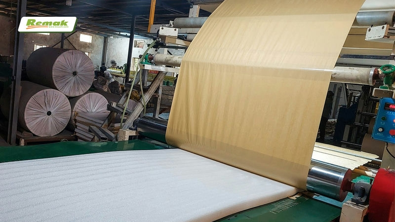 Xốp PE mặt bạc của Remak sử dụng công nghệ bồi keo tiên tiến, lớp keo siêu dính